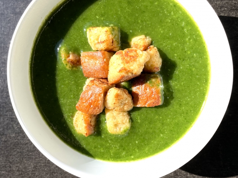 Fokhagymás spenót krémleves bundikenyér falatkákkal